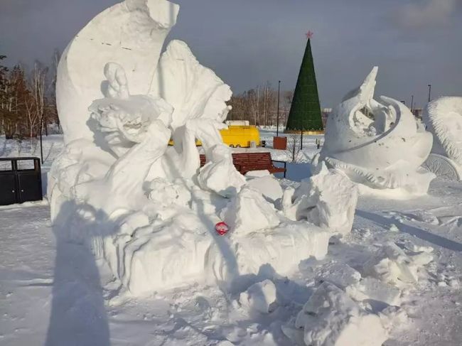 Несколько скульптур с Фестиваля снежных баб оказались разрушены

Буквально в последний день новогодних..