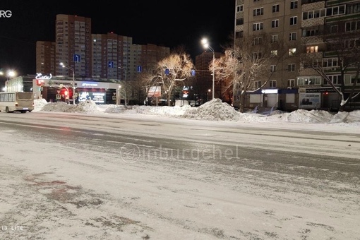 Огромными кучами снега завалены улицы Челябинска 

«Зачем вам зимний курорт? На улице Чичерина рядом с ТК..