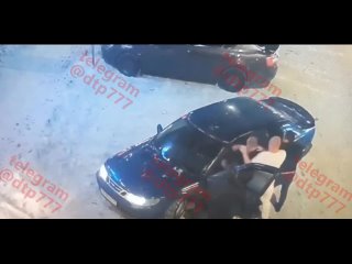 Жуткие кадры из Ногинска: мужчину расстреляли прямо в машине

Преступники на Porsche выпустили в жертву пять..