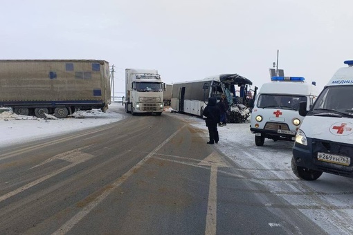 Три человека пострадали в ДТП с участием рейсового автобуса и фуры на трассе М-5 "Урал" в Самарской области. 
..