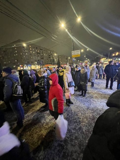 Вот так началось утро у жителей Автозавода.

«На площадь Киселева автобусы приезжают уже забитые, уехать..