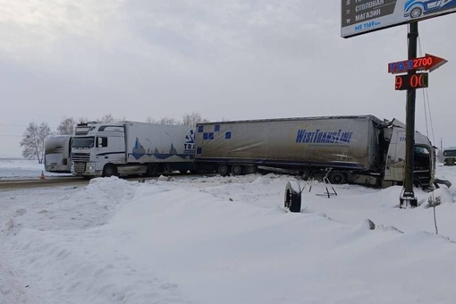 Три человека пострадали в ДТП с участием рейсового автобуса и фуры на трассе М-5 "Урал" в Самарской области. 
..