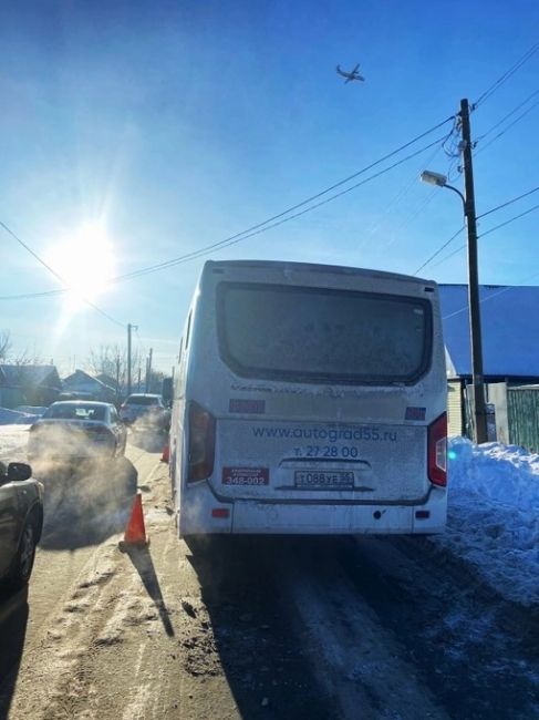 В Омске автобус спровоцировал столкновение трех машин

Сегодня днем в Омске пассажирский автобус запустил..