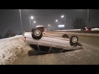 Перевертыш на Кузбасской  — пьяный водитель сделал сальто на снежном откосе дороги. 

27-летний водитель на..
