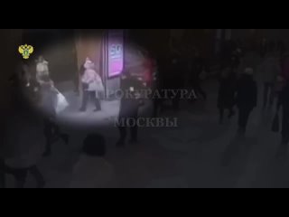 В метро на станции "Марксистская" мужчина внезапно ударил женщину.

Пострадавшая упала на платформе, из-за..