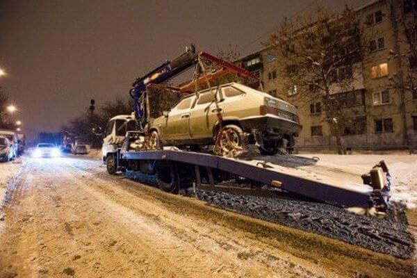 В Самаре ночью 30 января эвакуировали 12 машин, мешающих уборке улиц от снега 

Они стояли на улице Нагорной,..