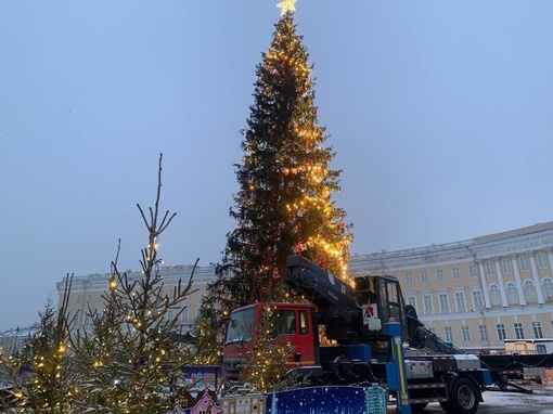 🎄Новогодняя ёлка покидает Дворцовую площадь

Сегодня утром на Дворцовой площади начался демонтаж главной..
