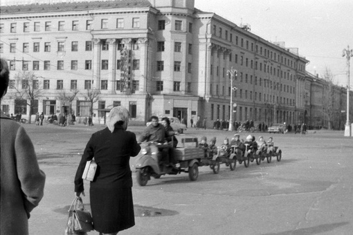 Воронеж в прошлом. Бывшая гостиница "Воронеж" и жилой дом №5 Горсовета - Воронеж, площадь Ленина, 8, начало..