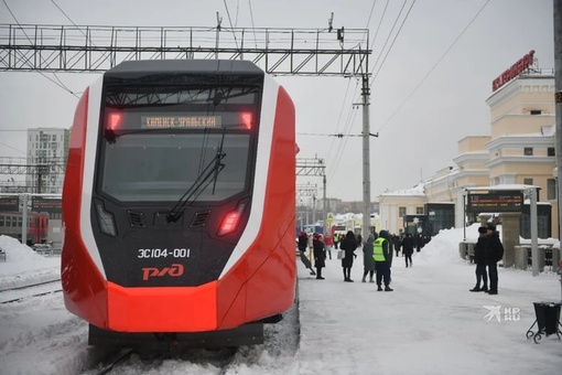 Вместе с президентом смотрим на новый поезд, который скоро появится на российских железных дорогах 

Новый..