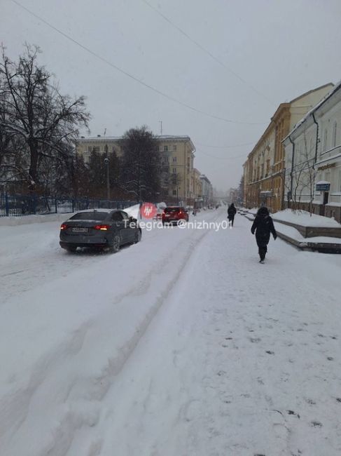 Пробки в городе такие, что кто-то решил объехать их прямо по Покровке 😬

Но многие решили, что на метро лучше,..