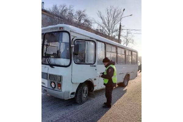 В Самаре водитель автобуса проехал на красный свет, потому что не хотел уронить пассажиров 

Нарушение ПДД,..