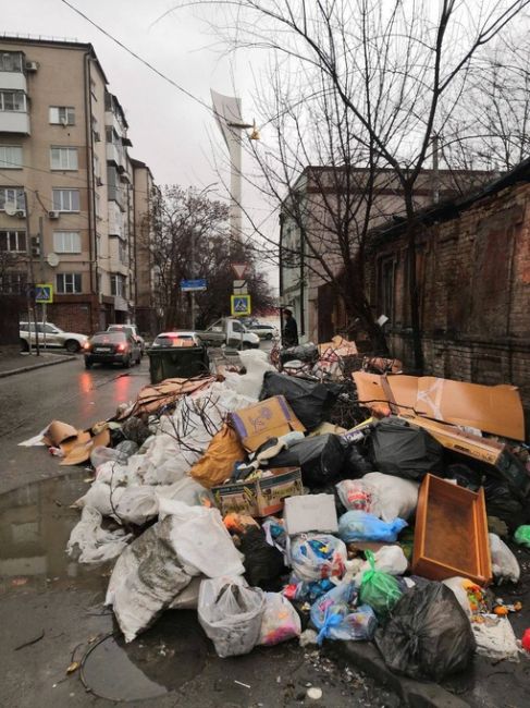 Мусорный вид на Театральную площадь Коммунальщики в загуле, по всей видимости..