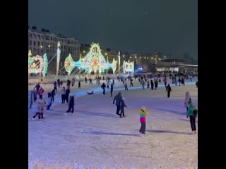 Новогодняя атмосфера на катке в парке «Черное..