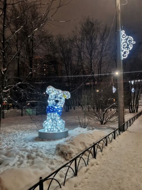 Милый новогодний пёс в..