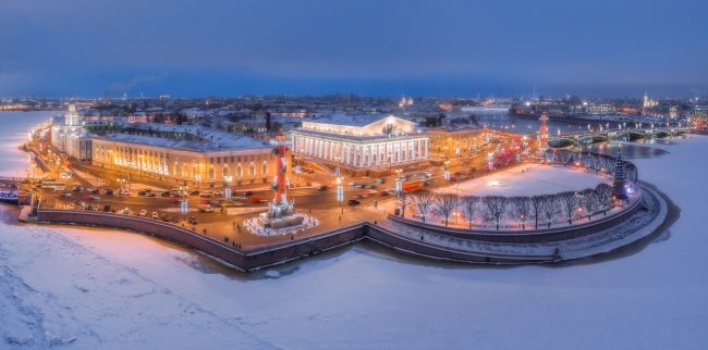 Посетим известный и узнаваемый архитектурный ансамбль Петербурга, который создавался как его деловой и..