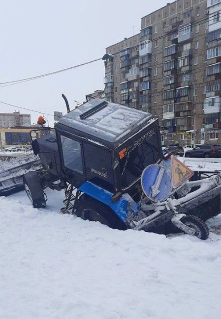 Даже трактор уже не вывозит чистку дорог в Магнитогорске. 

Фото: Челябинск с..