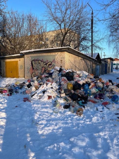 🗑 Нижний погряз в посленовогоднем мусоре

Каждый год одно и то же — с наступлением праздников,..