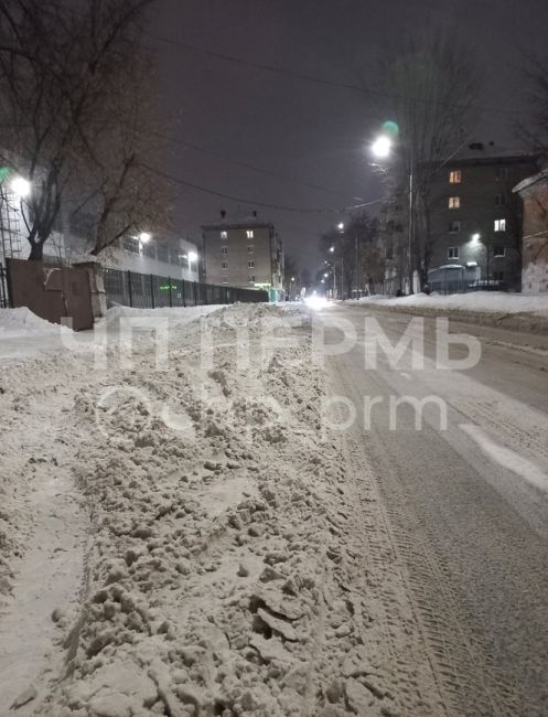 На ул. Глеба Успенского и Пионерская в этом году после снегопадов не проводилась уборка снега. Техника в..