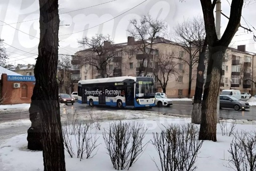 Один из новых электробусов в свой первый день на маршруте попал в автоаварию перед Комсомольской площадью,..