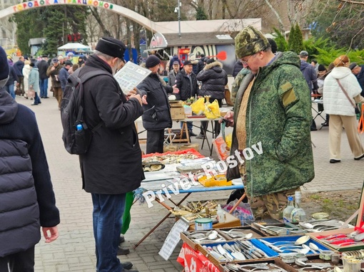 Воскресная барахолка в парке Горького в центре Ростова. Целое поле чудес..