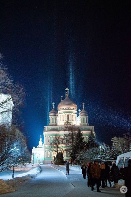 🗣️ Световые столбы над храмом этой..