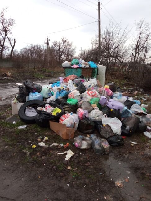 Мусорный вид на Театральную площадь Коммунальщики в загуле, по всей видимости..