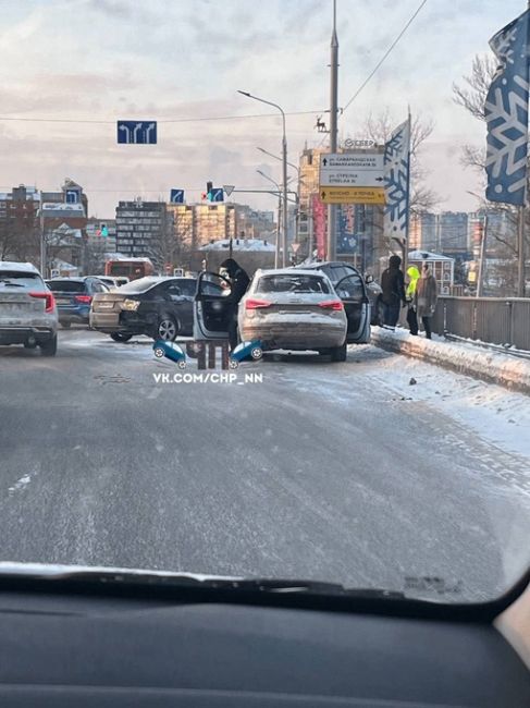 🗣️ Авария на Канавинском мосту. Движение..