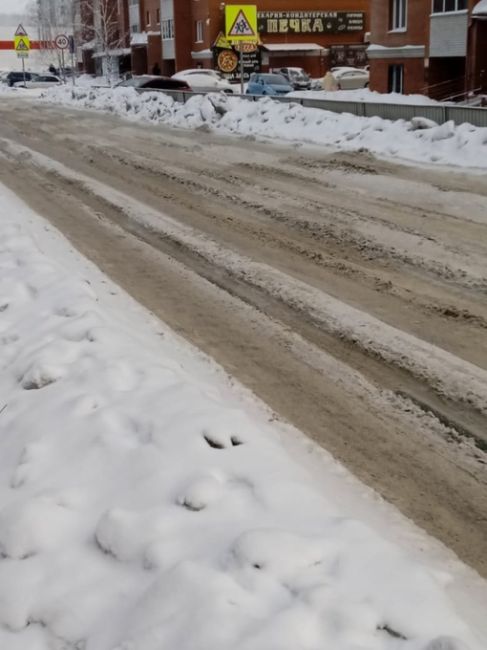 Когда же в Омске в нашем родном городе будет порядок!!!!! Почему ничего не убирается-дорога по ул. Бородина..