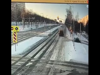 В Нижнекамске снегоуборочный КАМАЗ сбил школьника на зебре

Водитель летел на красный, когда 13-летний..