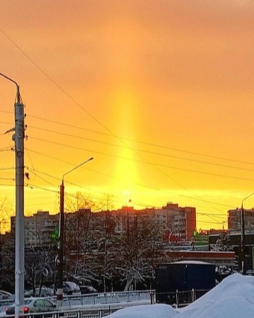 Сегодня на закате жители нижегородской области наблюдали редкое явление — солнечный столб🔥

Невероятное..