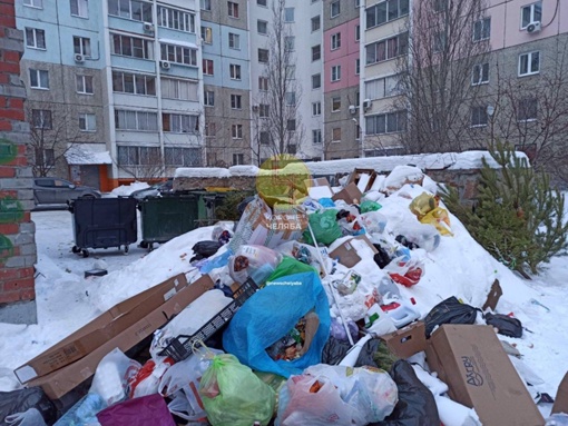 В горах мусора во дворах на Чайковского, 56А завелась крысы

Кроме того, эта куча занимает восемь парковочных..