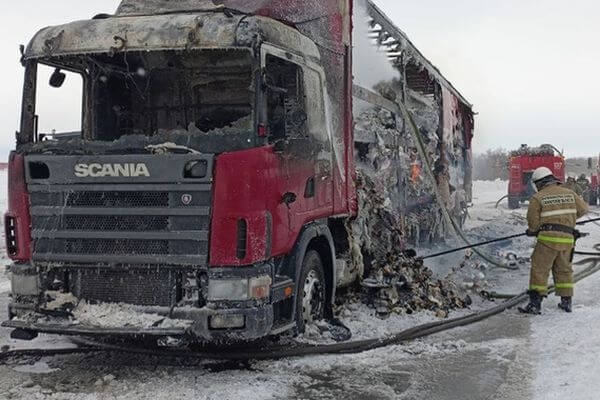 В Самарской области сгорел грузовик с туалетной бумагой 

Автомобиль загорелся на ходу на трассе в Елховском..