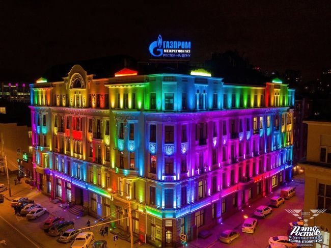 🌈 Однажды здание Газпрома на Ворошиловском подсветили во все цвета радуги. Сейчас оно в цветах российского..