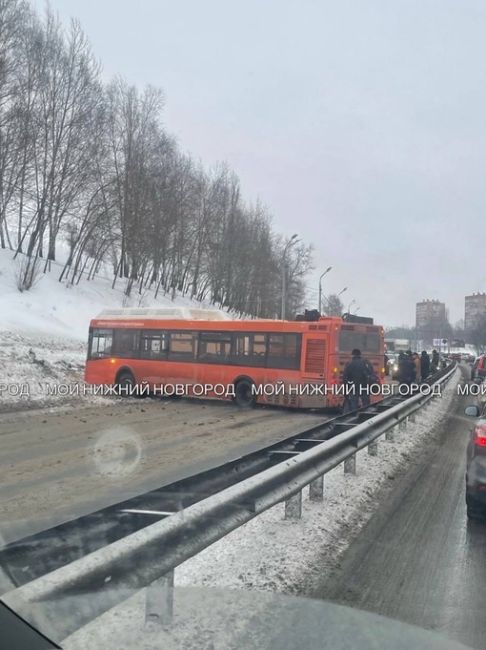 На Мызинском мосту развернуло автобус
..
