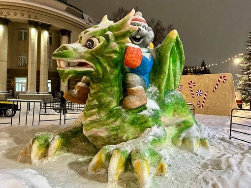 Огромного снежного дракона слепил скульптор из Бугульмы. 
 
Для этого ему понадобилось 25 КАМАЗов со снегом...