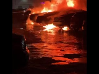 Несколько автомобилей пострадали во время пожара на улице Решетова..
