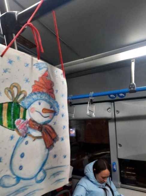 Немного милоты из автобуса №т51.

Школьники развесили в нем рисунки с новогодними..