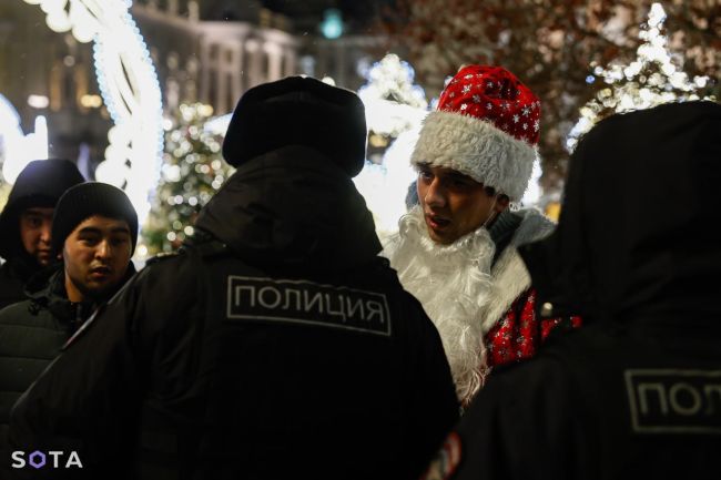 В новогоднюю ночь в Москве прошла облава на мигрантов. Помимо прочих, полицейские задержали таджикского..