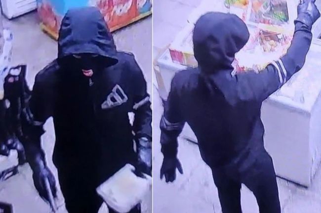 В Новосибирской области вооруженный мужчина ограбил магазин

В Новосибирской области вооруженный мужчина..