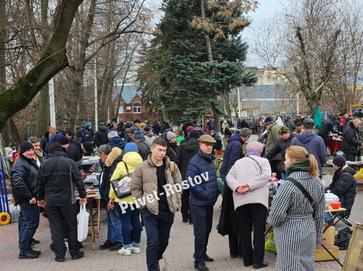 Воскресная барахолка в парке Горького в центре Ростова. Целое поле чудес..