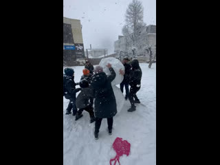❄️Вчера Огромного снеговика слепили на площади жители Горячего Ключа.

Видео..