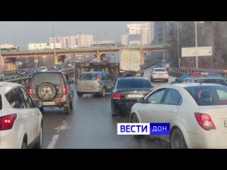 На Темерницком мосту прицеп перевернулся и перегородил дорогу

До Пойменной теперь..