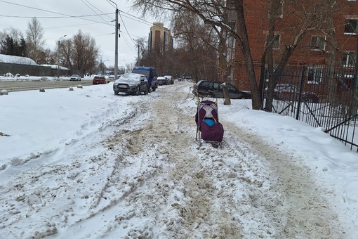 Добрый день, хочу оставить жалобу по поводу нечищеного тротуара, который находится между домами 144 и 146а по..