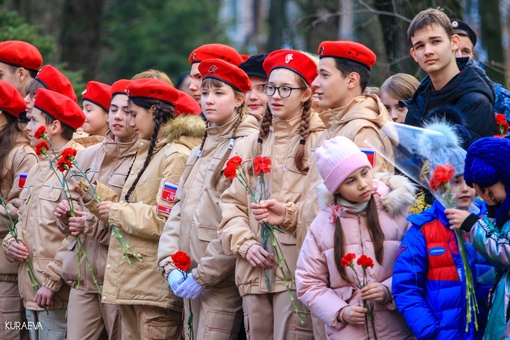 Еще немного кадров со вчерашней церемонии возложения цветов и венков на Театральной..