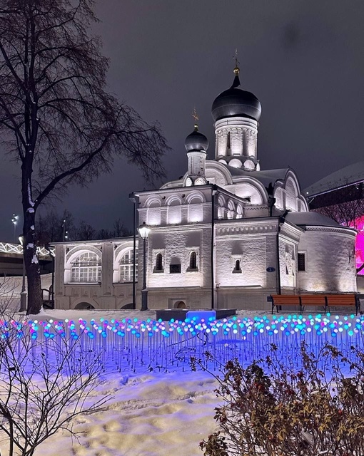 Новогодние огни в Москве будут радовать нас ещё одну недельку, до начала весны.

Фото..