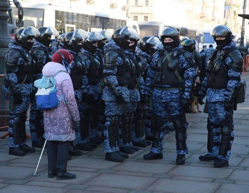 Петербурженке компенсируют незаконное задержание на антивоенной акции

Ленинский районный суд взыскал с..