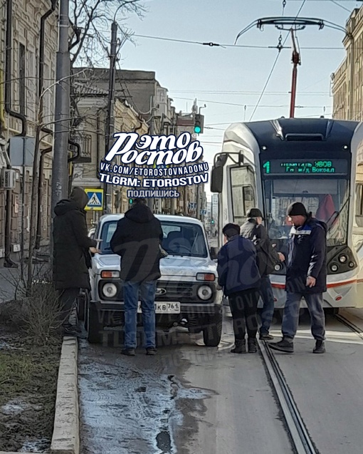 В центре Ростова на Станиславского/Соколова водитель Нивы коряво припарковался, из-за чего движение..