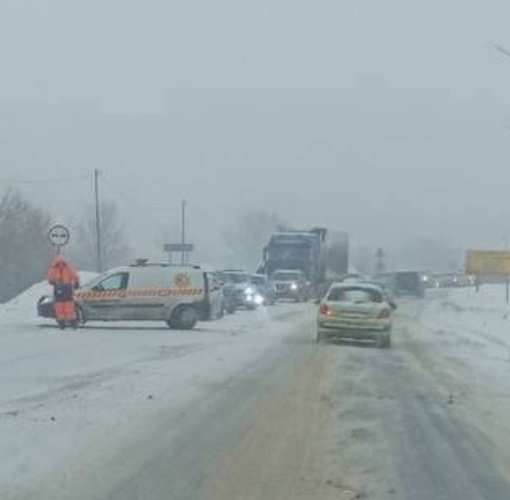 Плохие новости для тех, кто собирается ехать по трассе М-7 со стороны Казани

Вот так выглядит дорога от..