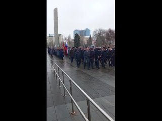 На площади Победы сегодня, накануне Дня защитника Отечества, проходит церемония возложения венков и..