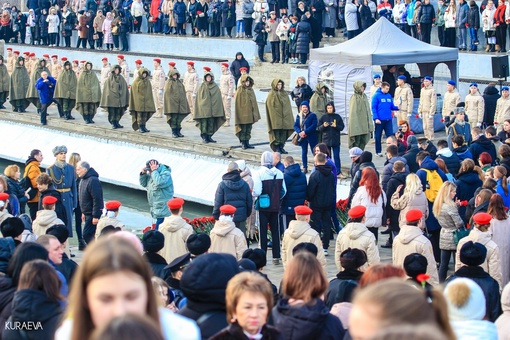 Еще немного кадров со вчерашней церемонии возложения цветов и венков на Театральной..